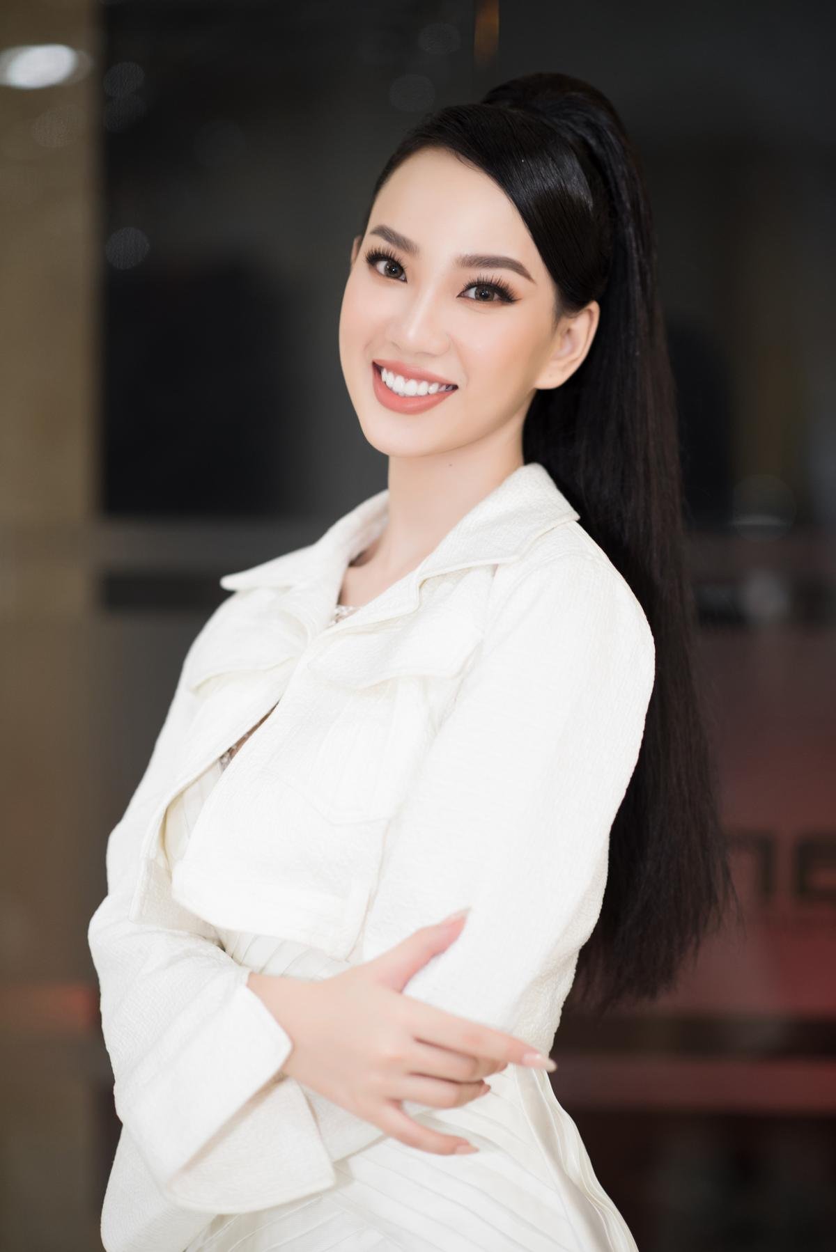 Ái Nhi như quý cô thanh lịch tại sân bay, lên đường tham dự Miss Intercontinental Ảnh 2