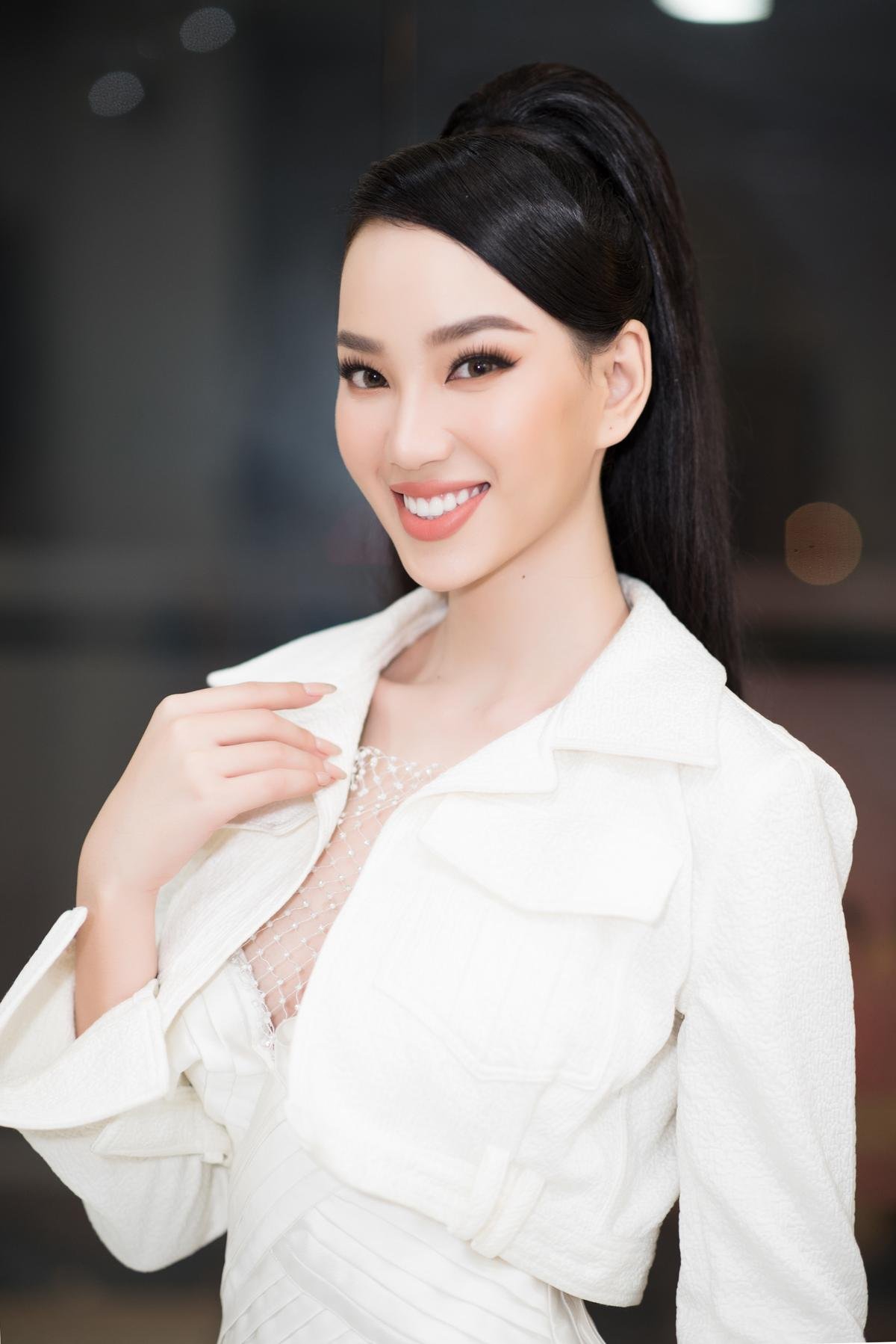 Ái Nhi như quý cô thanh lịch tại sân bay, lên đường tham dự Miss Intercontinental Ảnh 3