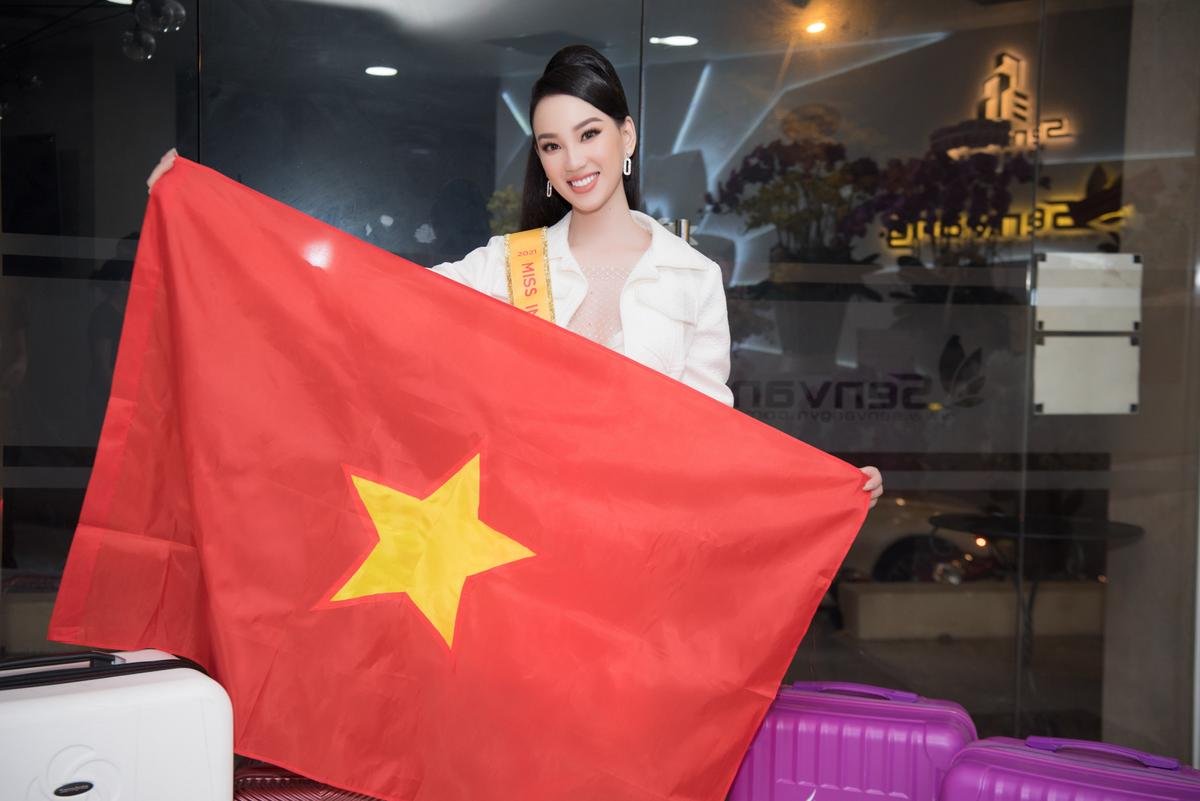 Ái Nhi như quý cô thanh lịch tại sân bay, lên đường tham dự Miss Intercontinental Ảnh 1