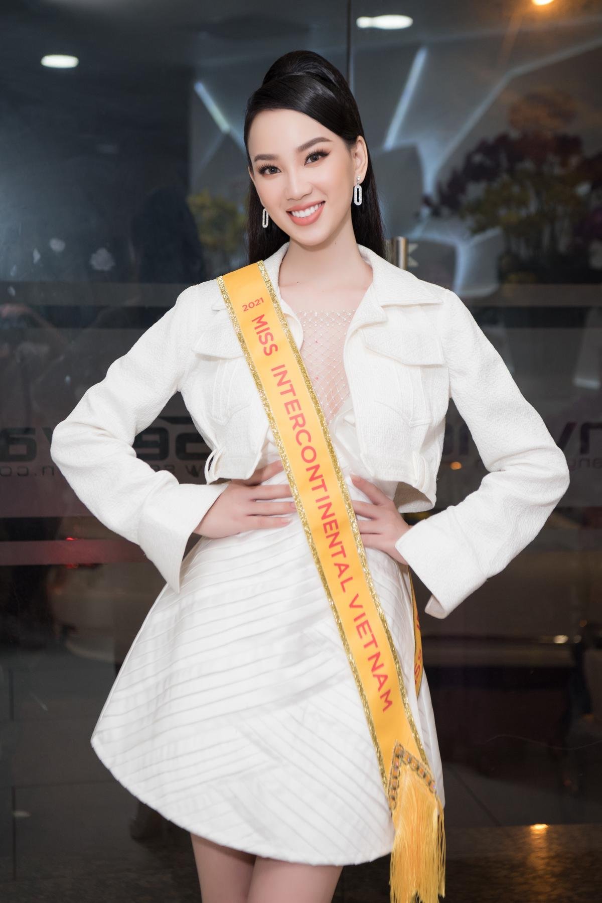 Ái Nhi như quý cô thanh lịch tại sân bay, lên đường tham dự Miss Intercontinental Ảnh 5