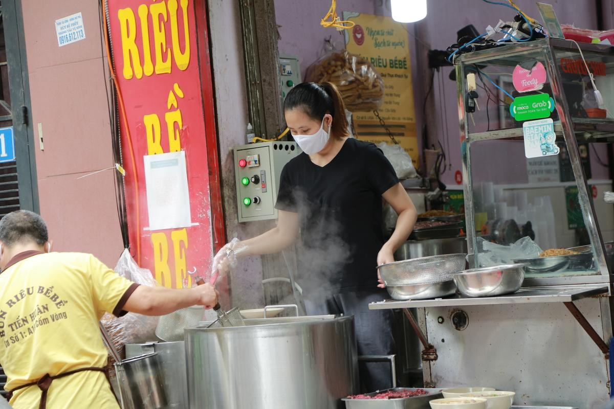 Hàng quán tại Hà Nội tấp nập trong ngày đầu được mở bán tại chỗ: 'Tôi phải tranh thủ đi ăn từ sớm' Ảnh 17