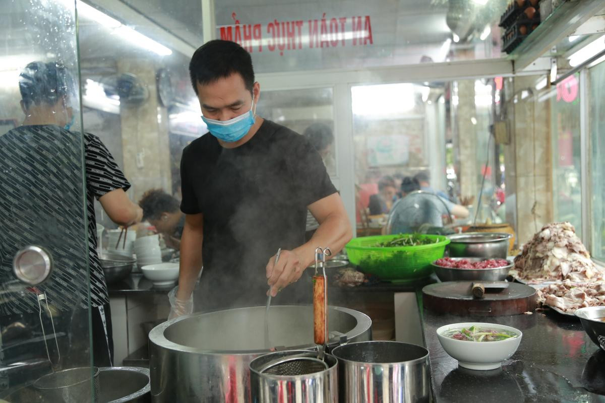 Hàng quán tại Hà Nội tấp nập trong ngày đầu được mở bán tại chỗ: 'Tôi phải tranh thủ đi ăn từ sớm' Ảnh 5