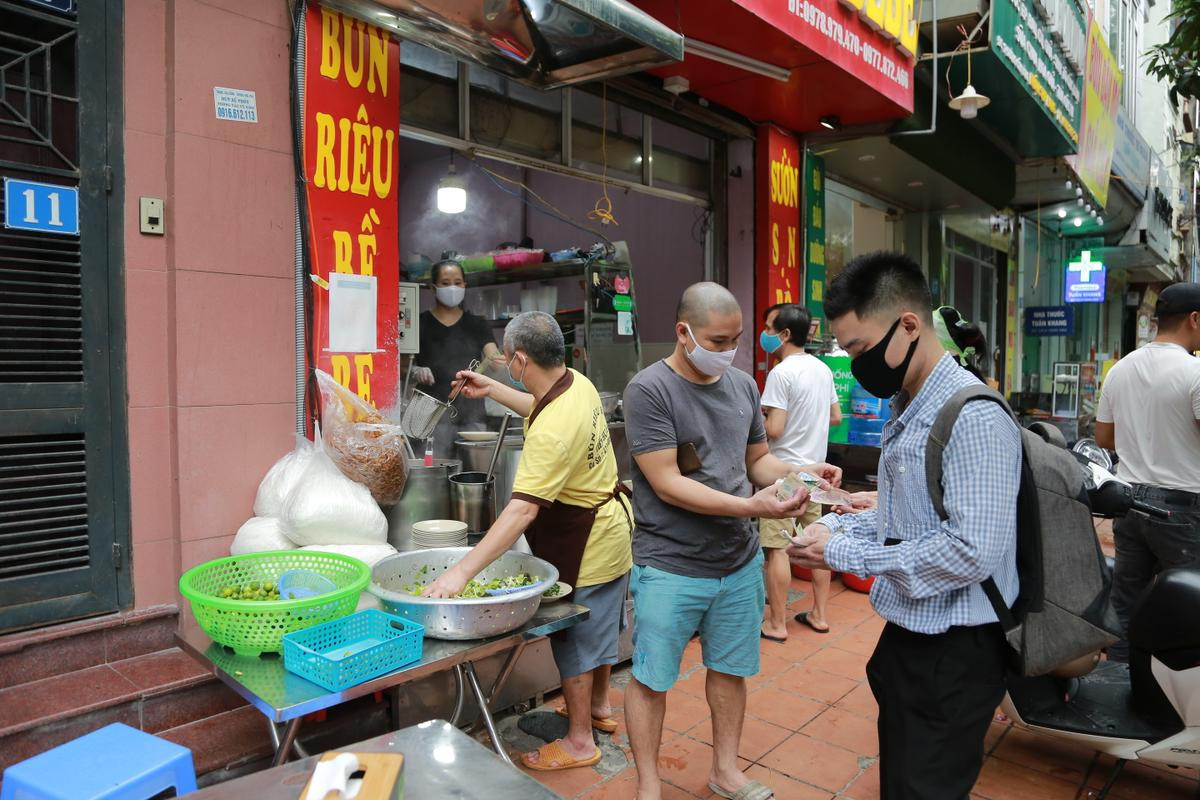 Hàng quán tại Hà Nội tấp nập trong ngày đầu được mở bán tại chỗ: 'Tôi phải tranh thủ đi ăn từ sớm' Ảnh 15