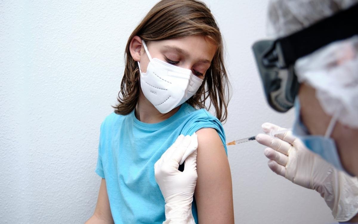 Cha mẹ cần lưu ý những gì khi đưa trẻ từ 12 - 17 tuổi đi tiêm phòng vaccine Covid-19? Ảnh 1