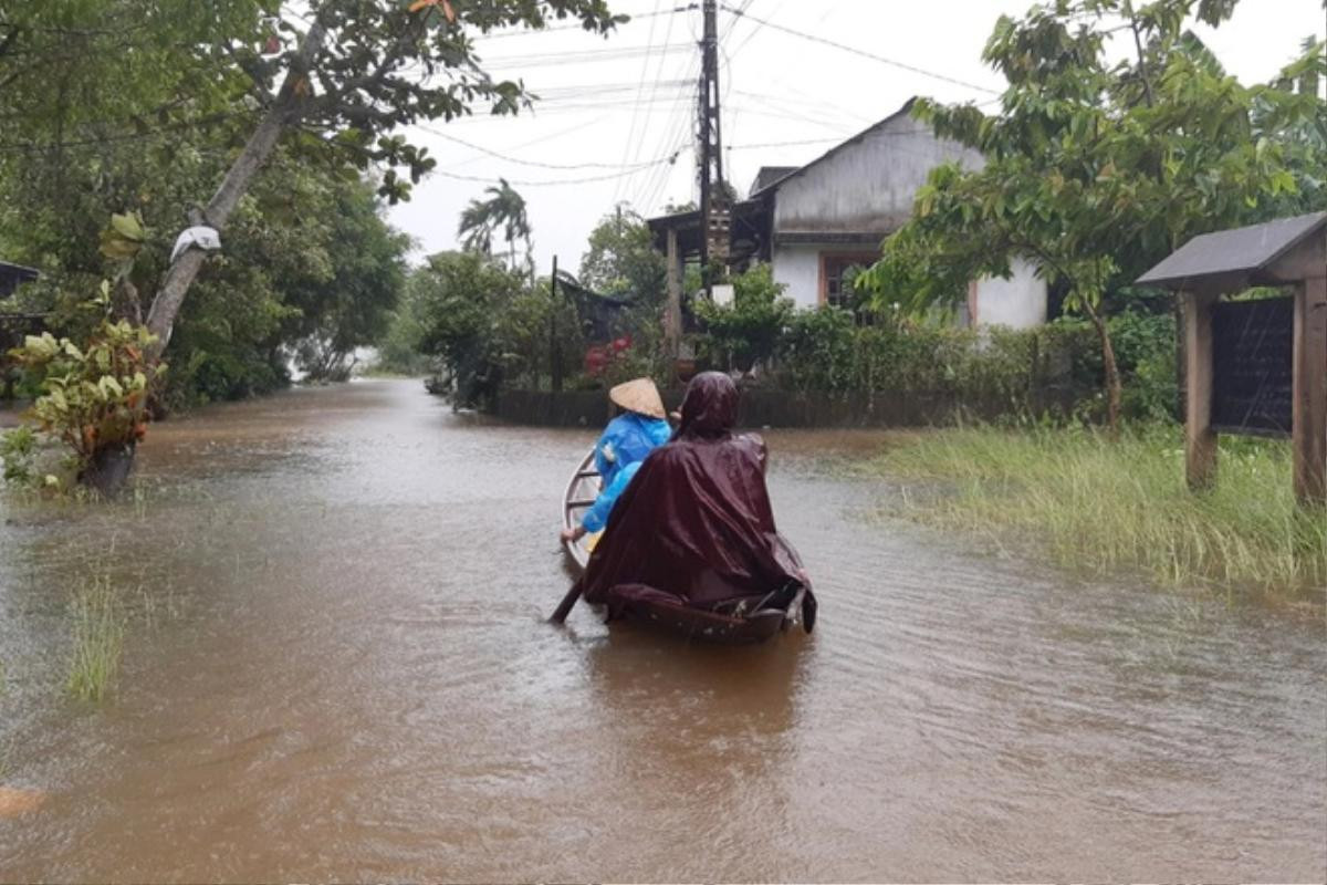 Thủy điện xả lũ lại mưa lớn, người dân Thừa Thiên Huế phải bơi xuồng Ảnh 2