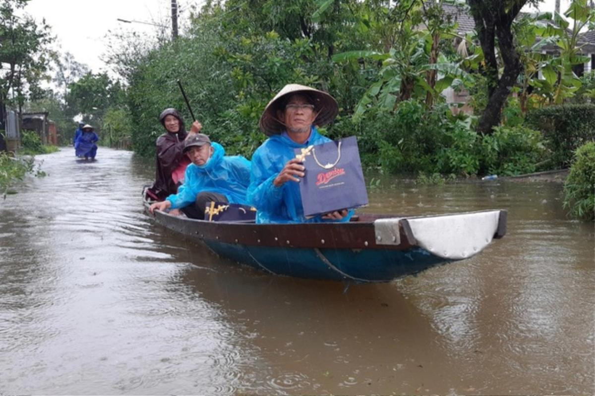 Thủy điện xả lũ lại mưa lớn, người dân Thừa Thiên Huế phải bơi xuồng Ảnh 3