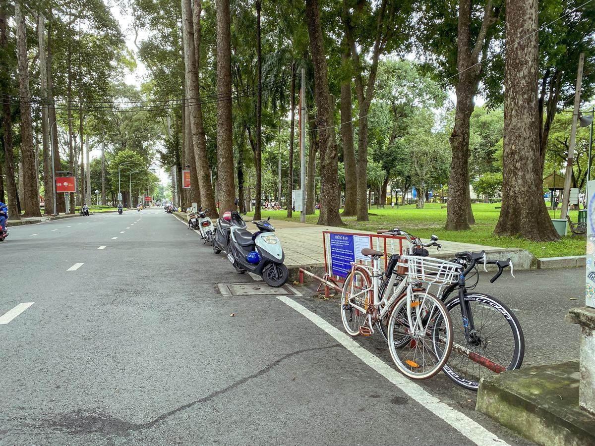 Người Sài Gòn đạp xe thể dục từ sáng sớm, tận hưởng không khí trong lành sau thời gian dài giãn cách Ảnh 13