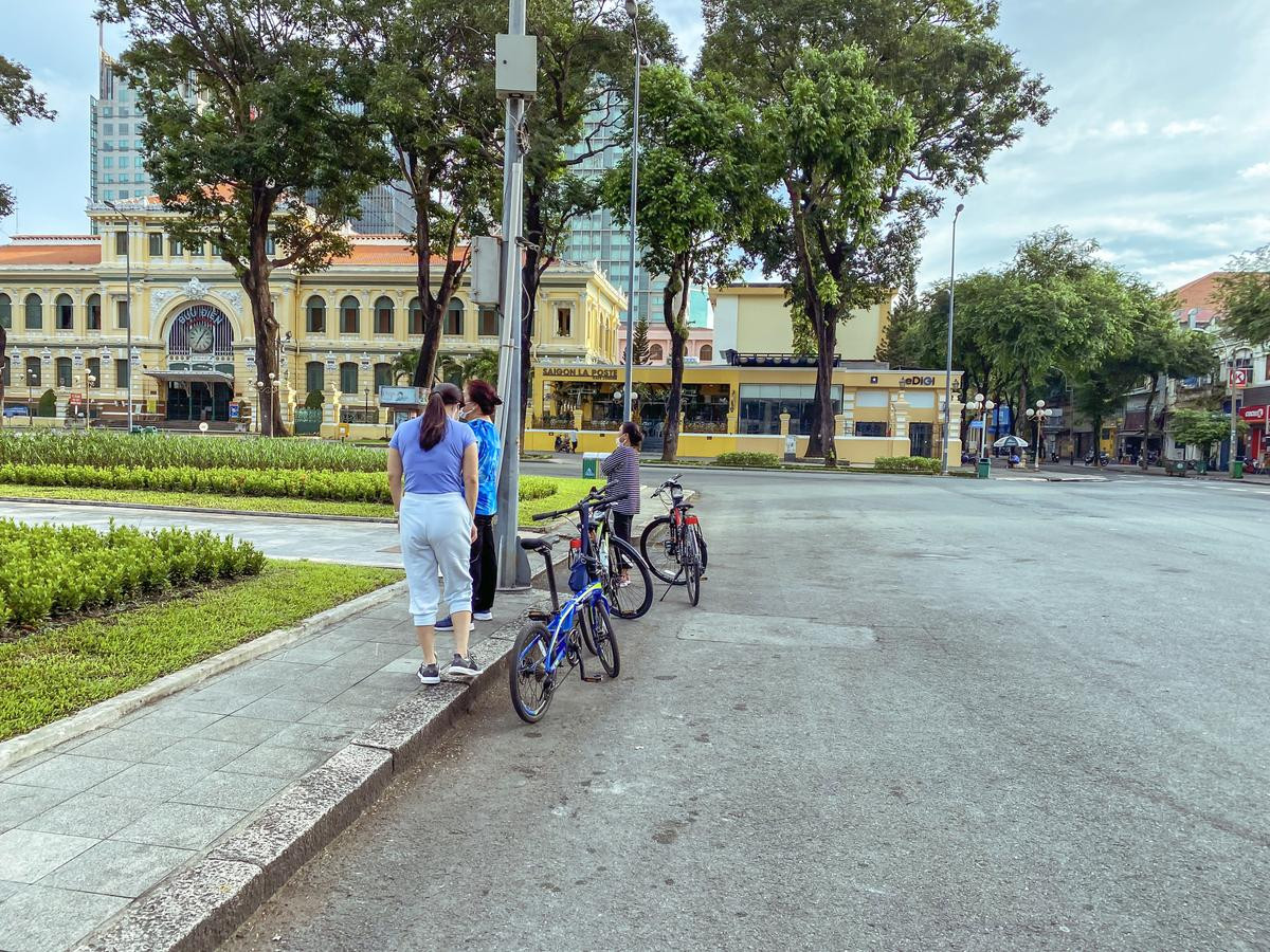 Người Sài Gòn đạp xe thể dục từ sáng sớm, tận hưởng không khí trong lành sau thời gian dài giãn cách Ảnh 4