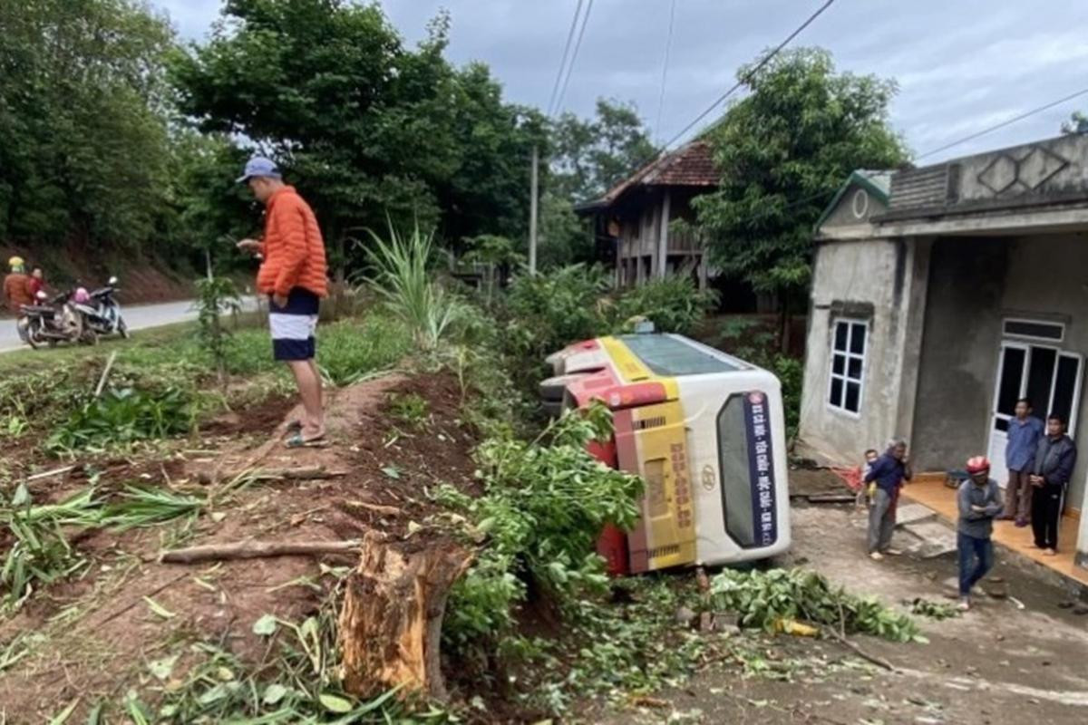 Xe buýt lao xuống ta luy âm trên Quốc lộ 6 rồi lật nghiêng trước cửa nhà dân khiến 1 người bị thương Ảnh 1