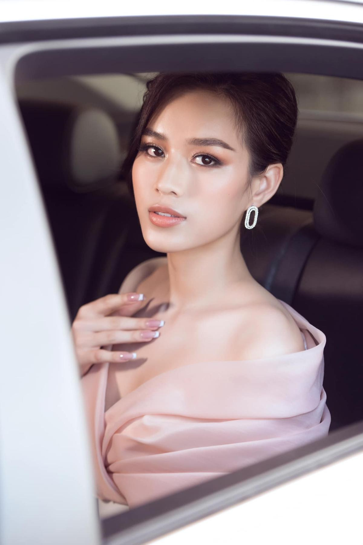 Đỗ Thị Hà xinh tươi với đầm trễ vai, sắc vóc hoàn thiện trước thềm Miss World 2021 Ảnh 5