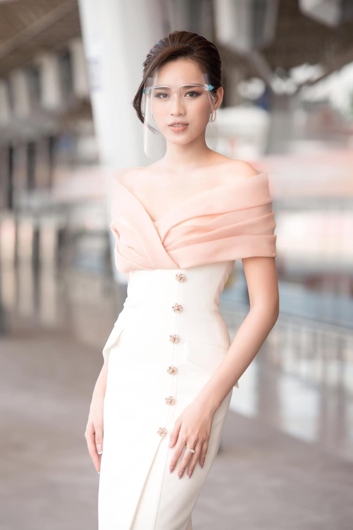 Đỗ Thị Hà xinh tươi với đầm trễ vai, sắc vóc hoàn thiện trước thềm Miss World 2021 Ảnh 2