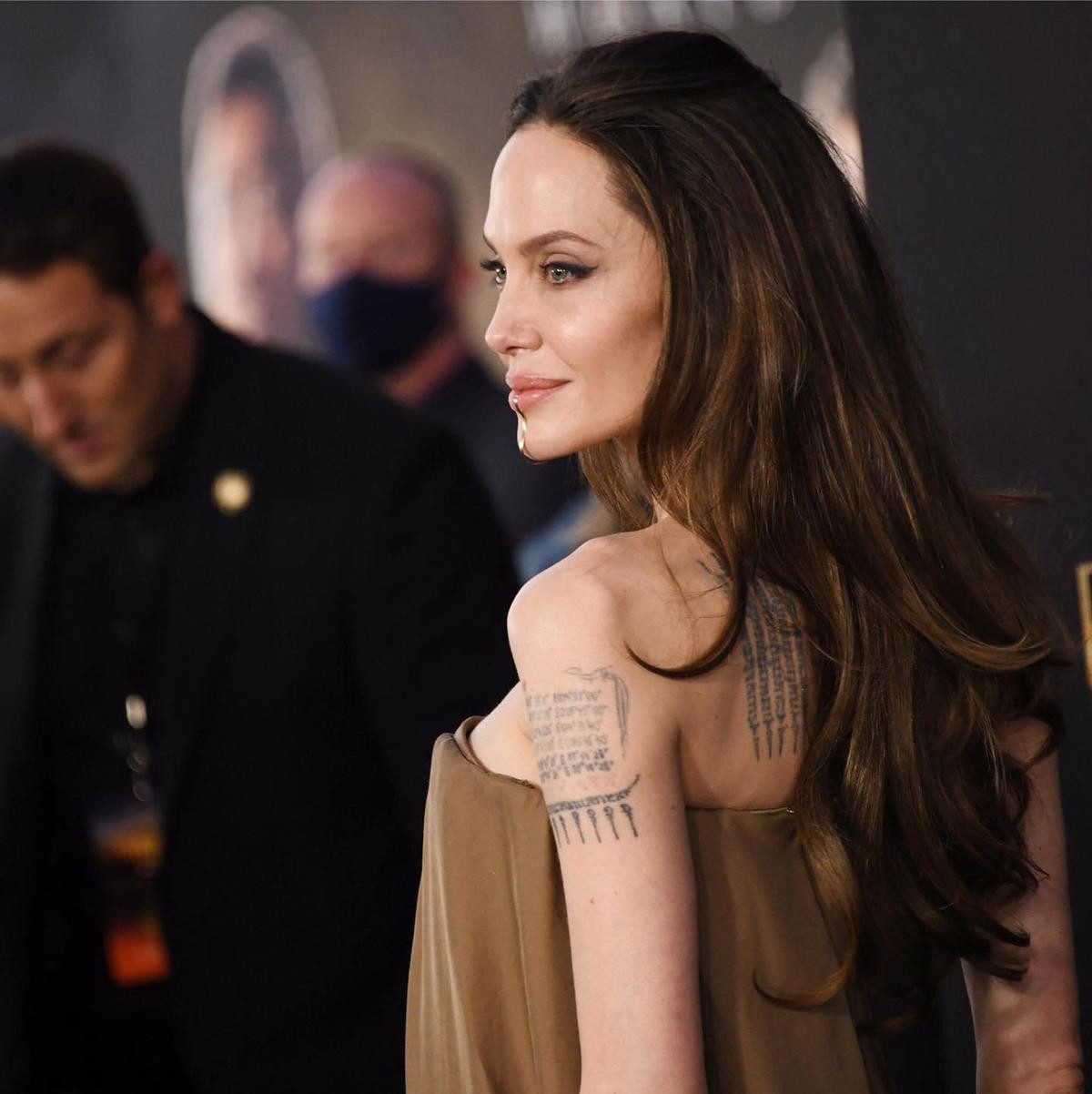 Angelina Jolie viral khắp mạng xã hội bởi trang phục thảm đỏ & tạp chí Ảnh 1