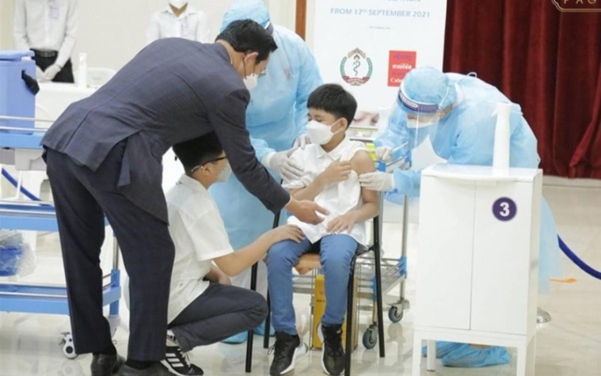 Kinh nghiệm tiêm vaccine Covid-19 cho trẻ em ở các nước Ảnh 1