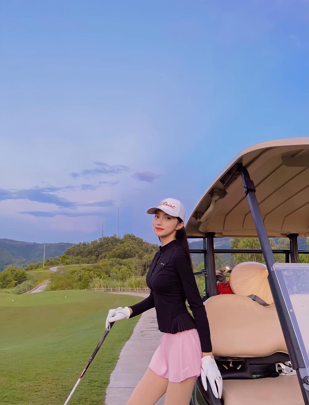 Hoa hậu Đỗ Mỹ Linh, Hương Giang đua nhau mặc váy nữ sinh đi đánh golf Ảnh 7