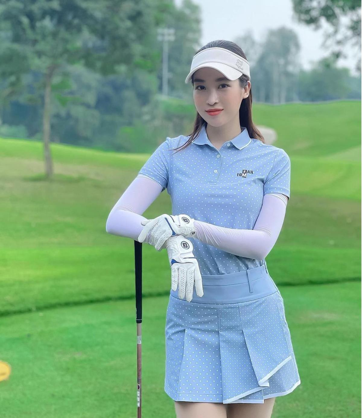 Hoa hậu Đỗ Mỹ Linh, Hương Giang đua nhau mặc váy nữ sinh đi đánh golf Ảnh 1