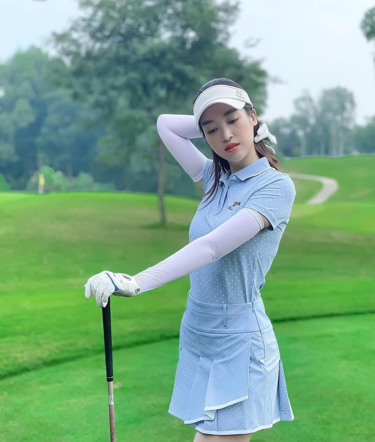 Hoa hậu Đỗ Mỹ Linh, Hương Giang đua nhau mặc váy nữ sinh đi đánh golf Ảnh 2