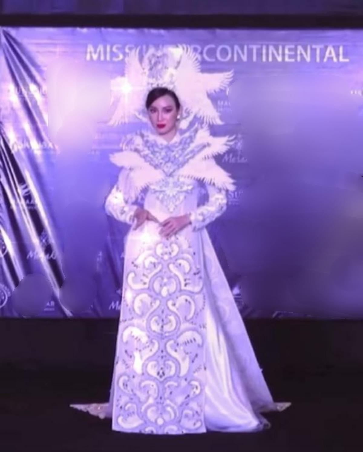 Sân khấu phần thi trang phục dân tộc của Ái Nhi tại Miss Intercontinental quá sơ sài, nhạt nhẽo Ảnh 3