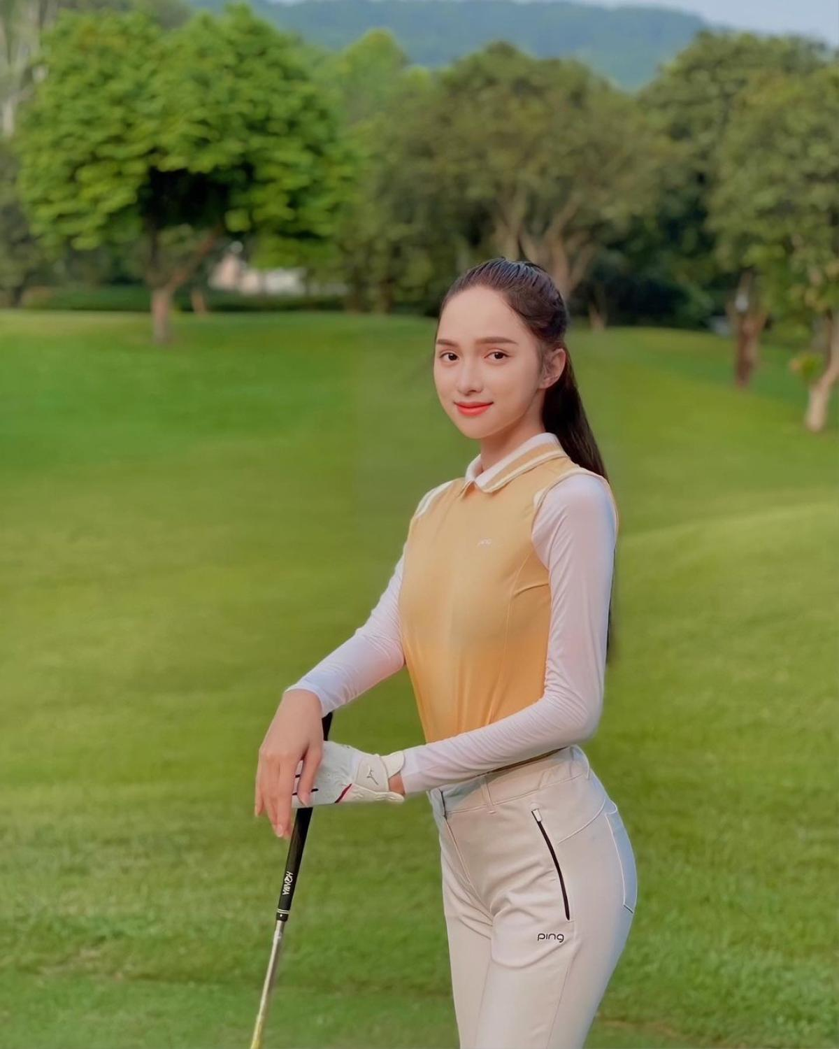 Vừa tái xuất, Hương Giang dồn dập khoe sắc vóc thần thái xinh đẹp, tính làm hoa hậu sân golf hay gì? Ảnh 1