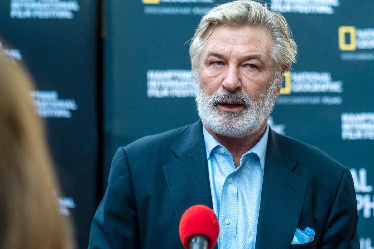 Sự cố hi hữu: Tài tử Alec Baldwin vô tình bắn chết người ở phim trường, những giọt nước mắt đã rơi Ảnh 1