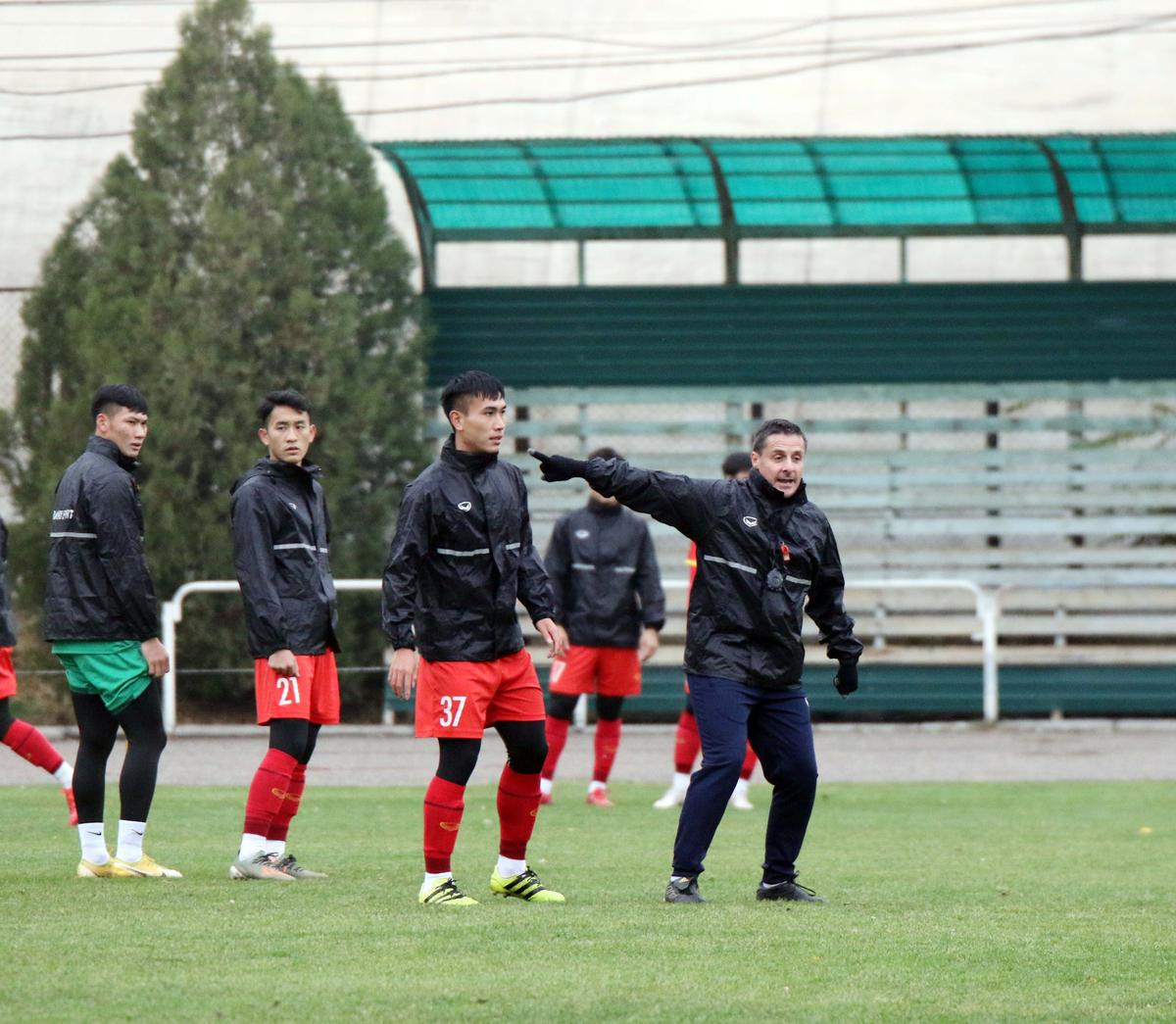 U23 Việt Nam miệt mài 'luyện công' dưới thời tiết 6 độ C ở Bishkek Ảnh 5