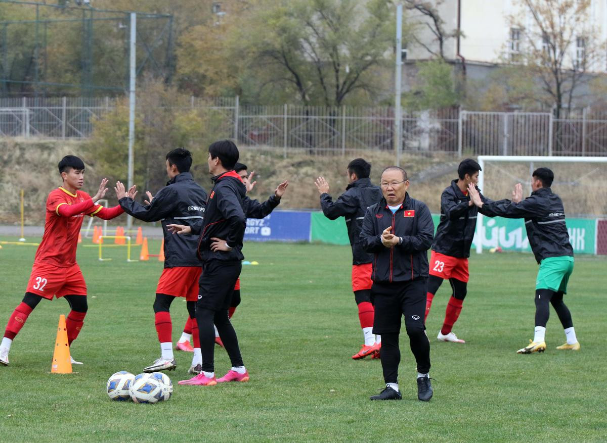 U23 Việt Nam miệt mài 'luyện công' dưới thời tiết 6 độ C ở Bishkek Ảnh 1