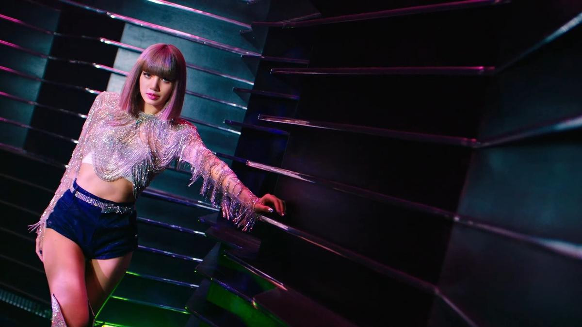 Lisa Black Pink khoe sắc vóc vạn người mê trong MV đẳng cấp Hollywood Ảnh 1