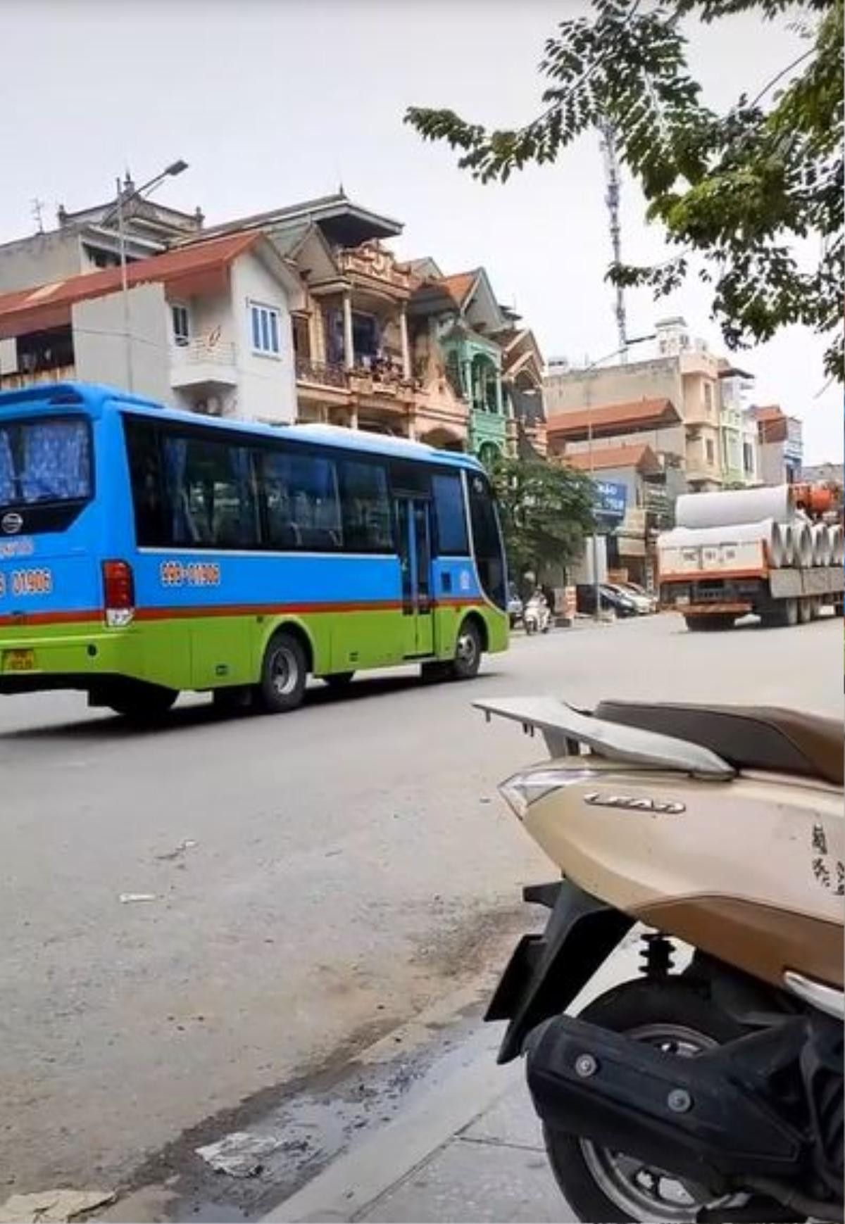 Thản nhiên sờ soạng bạn gái ngoài ban công, chàng trai có hành động gây chú ý khi phát hiện bị quay lén Ảnh 2