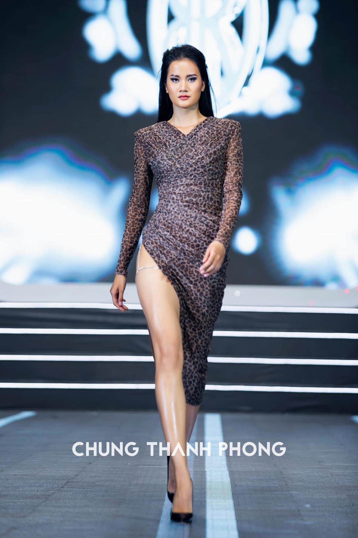 Rộ clip Hoàng Thùy và Minh Tú bị đồng nghiệp đứng trong cánh gà chê bai thậm tệ khi catwalk Ảnh 6