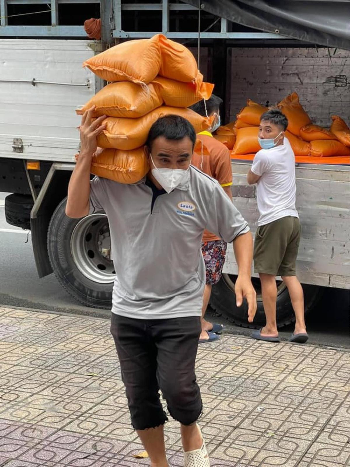 MC Quyền Linh ăn vội ly mì phía sau hậu trường, 'đứt ruột' tiết lộ lý do vẫn miệt mài giúp đỡ bà con Ảnh 3