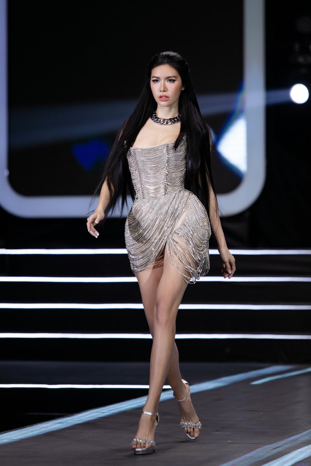 Minh Tú comeback sau giãn cách, đẹp như Vệ Nữ, catwalk tưng bừng Ảnh 10