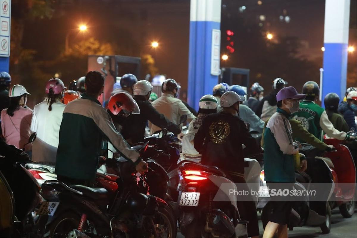 Hà Nội: Hàng loạt cây xăng 'thất thủ', người dân xếp hàng, mang can đi mua trước dự đoán giá xăng tăng Ảnh 8