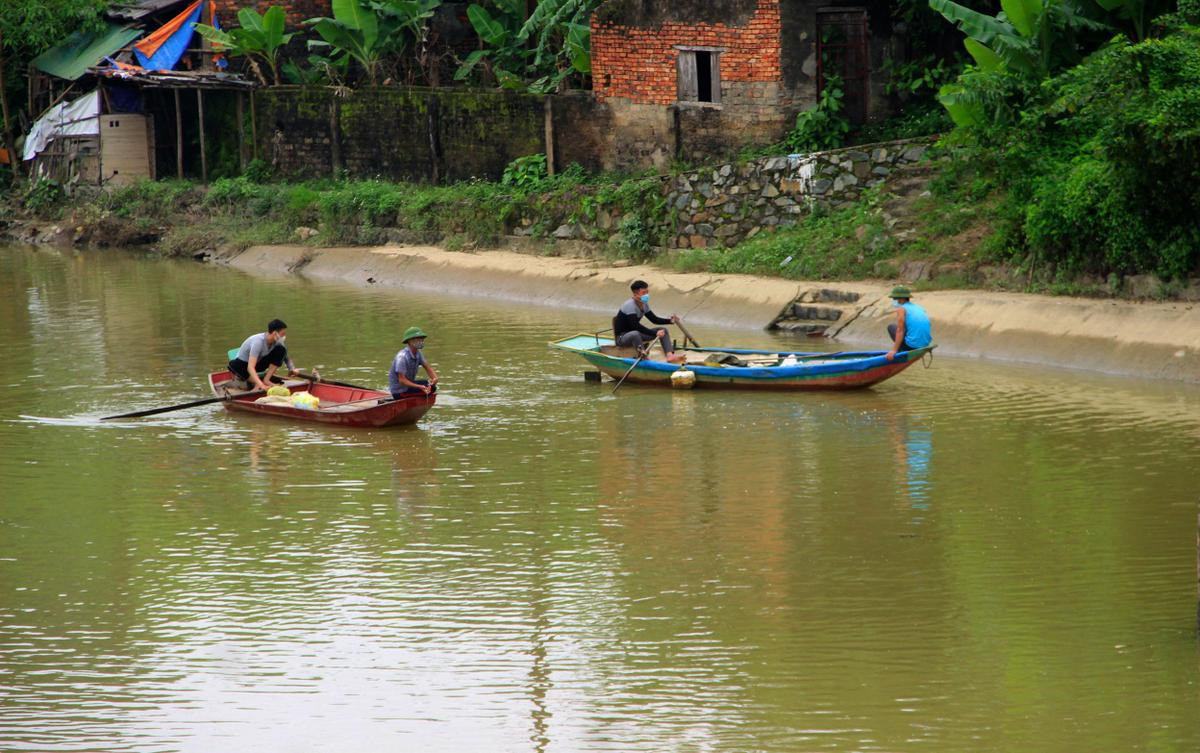 Người dân hỗ trợ tìm kiếm cháu bé