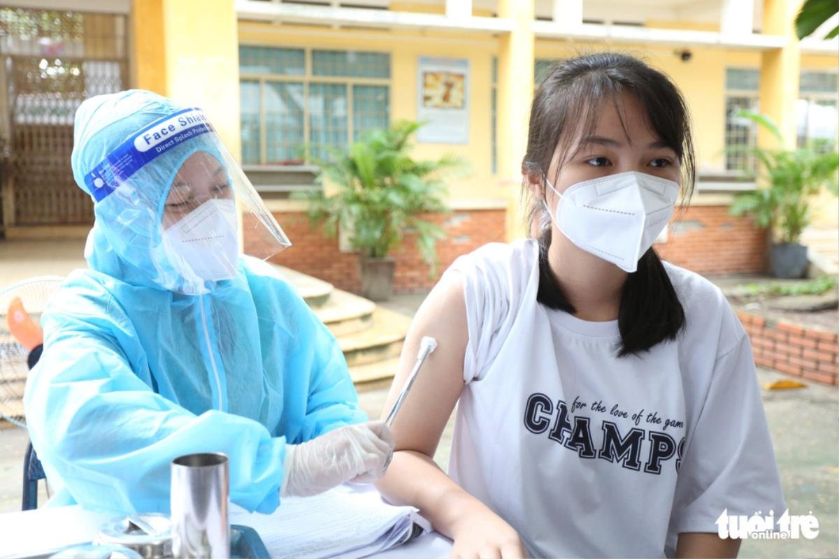 Ngày 27/10: Hơn 1.800 học sinh đầu tiên của TP.HCM tiêm vaccine ngừa Covid-19 Ảnh 2