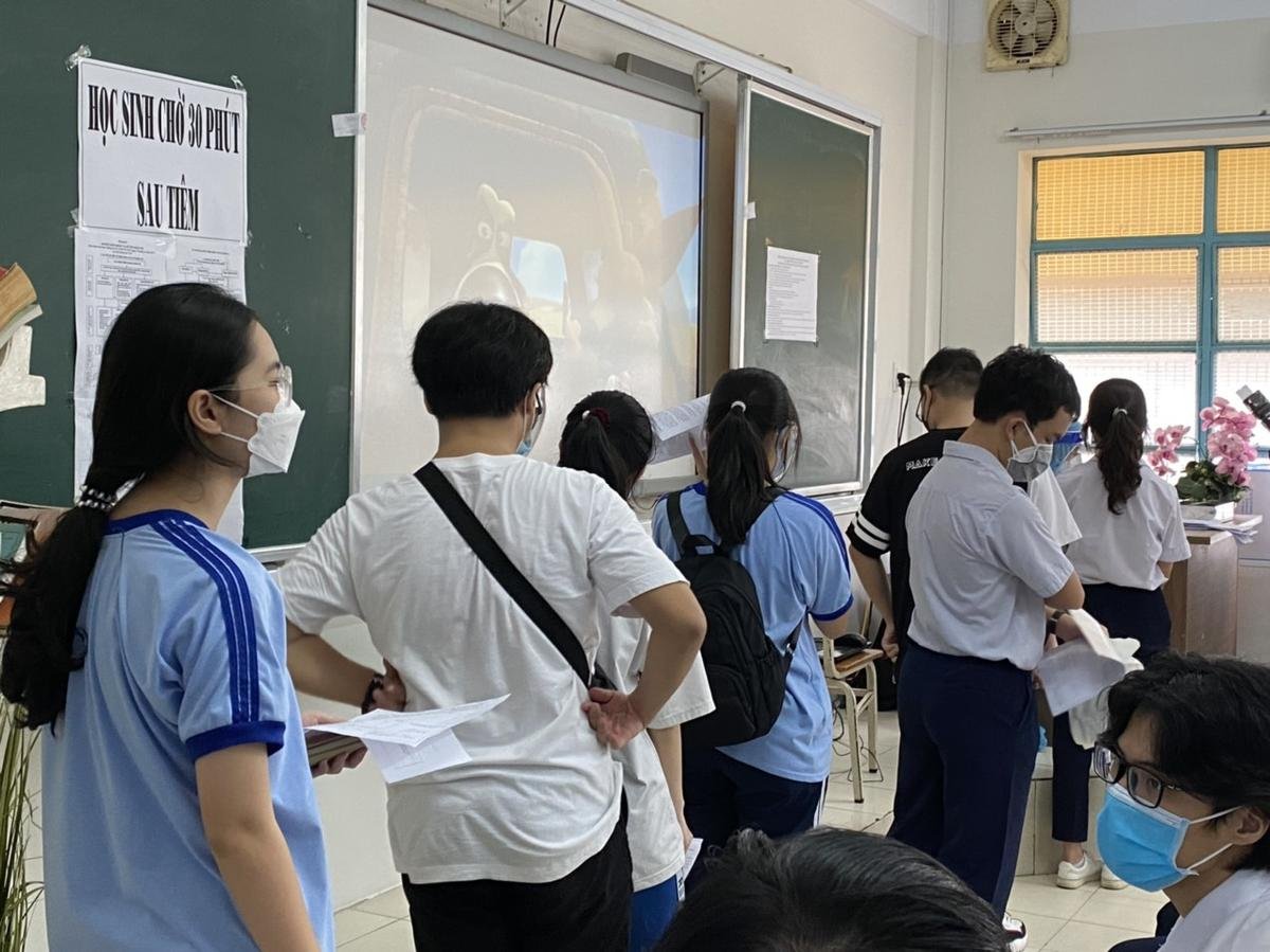 TP.HCM: Hơn 300 học sinh đầu tiên trường THPT Lương Thế Vinh – Quận 1 chính thức tiêm vaccine COVID-19 Ảnh 10