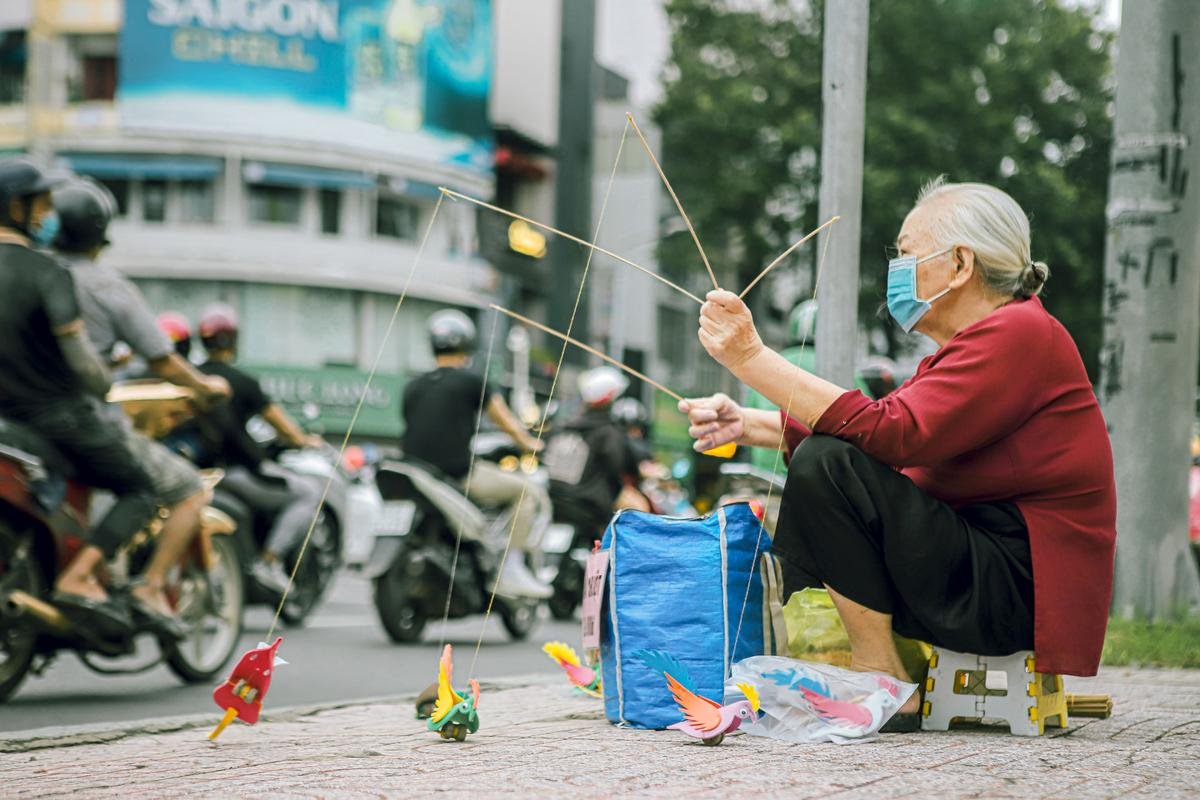 Những người 'gìn giữ ký ức tuổi thơ' giữa Sài Gòn tấp nập Ảnh 4