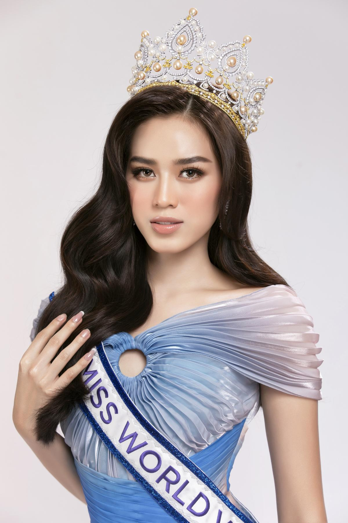 Đỗ Thị Hà khoe chân dài 1m11 đẹp mê hồn trong bộ ảnh gửi đến Miss World 2021 Ảnh 1