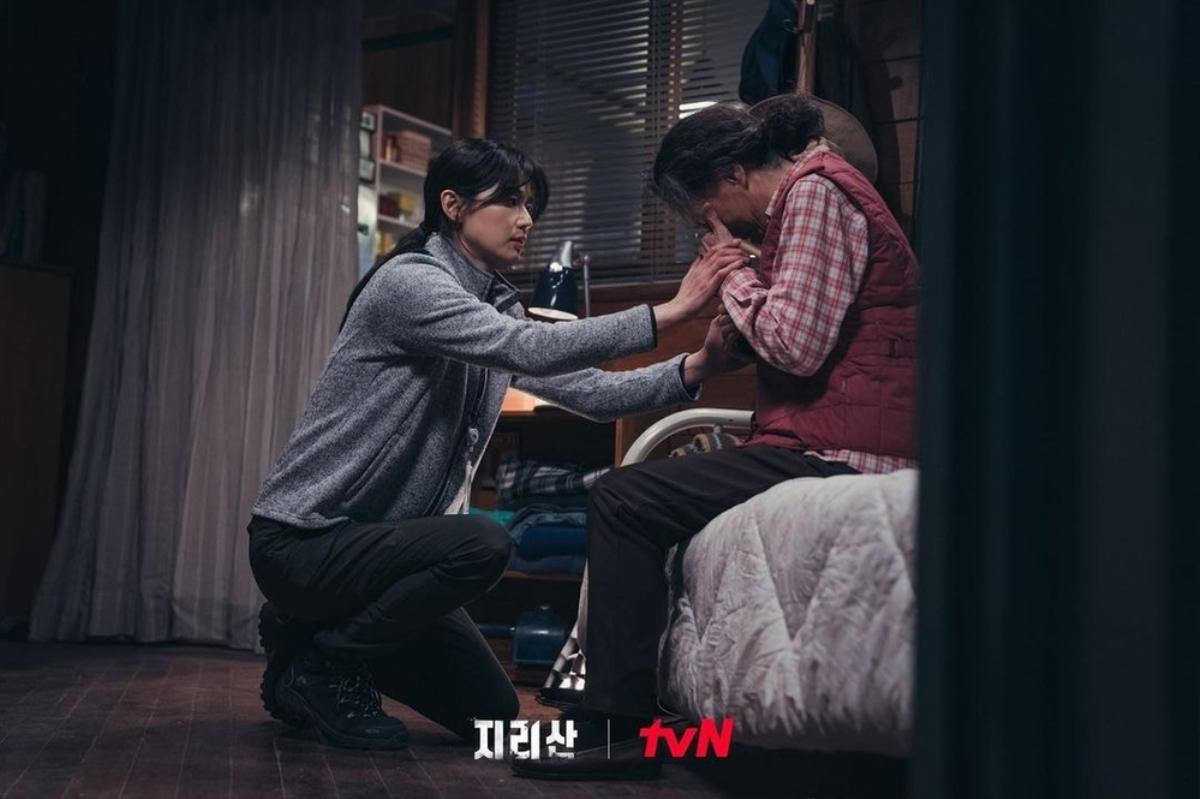 'Jirisan' tập 1: Jun Ji Hyun cùng tân binh Joo Ji Hoon thực hiện cuộc giải cứu cậu bé 14 tuổi mất tích Ảnh 4