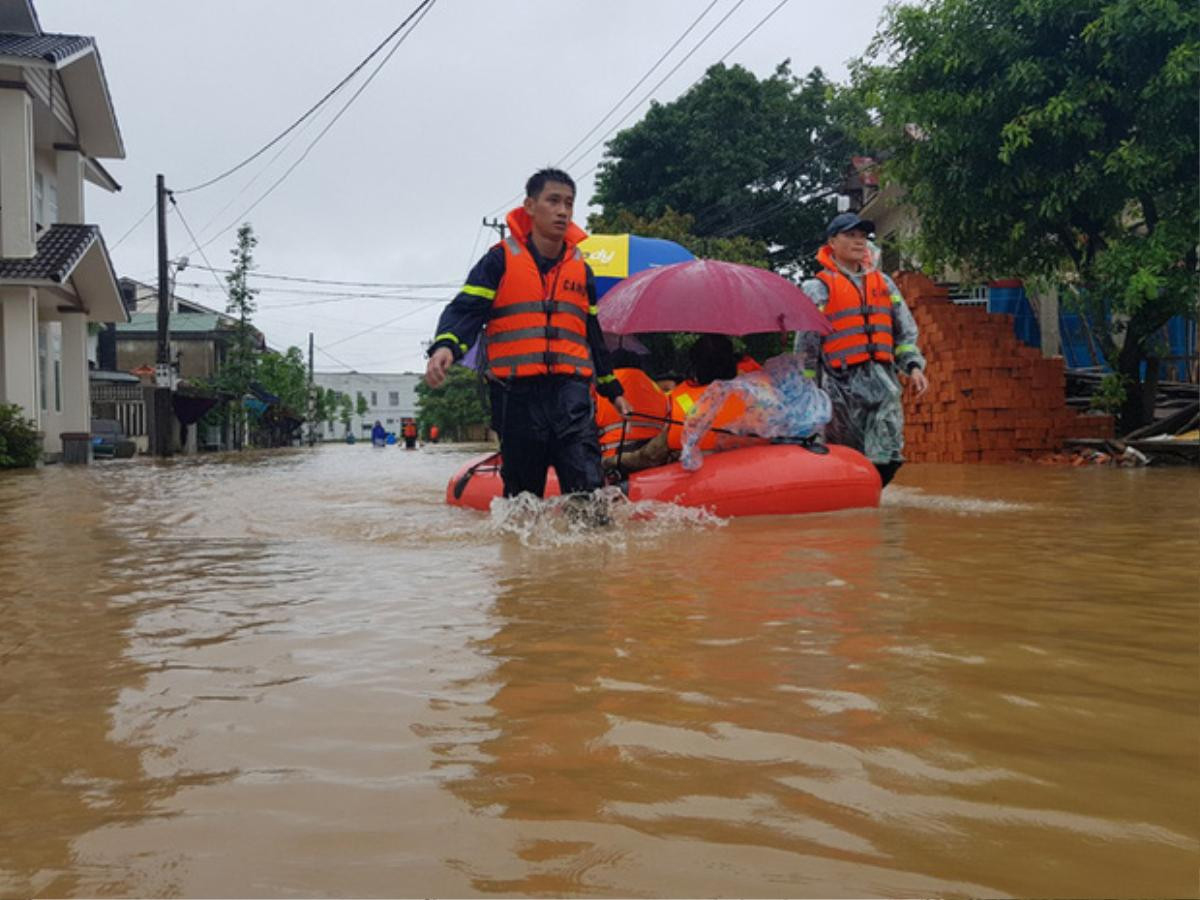 Lực lượng chức năng dùng xuồng hơi giải cứu hàng trăm học sinh kẹt trong trường bị nước lũ bao vây Ảnh 3