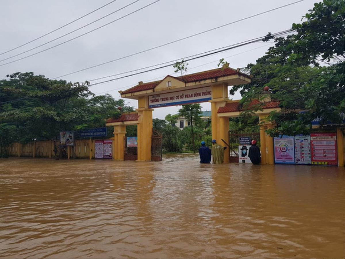 Lực lượng chức năng dùng xuồng hơi giải cứu hàng trăm học sinh kẹt trong trường bị nước lũ bao vây Ảnh 1