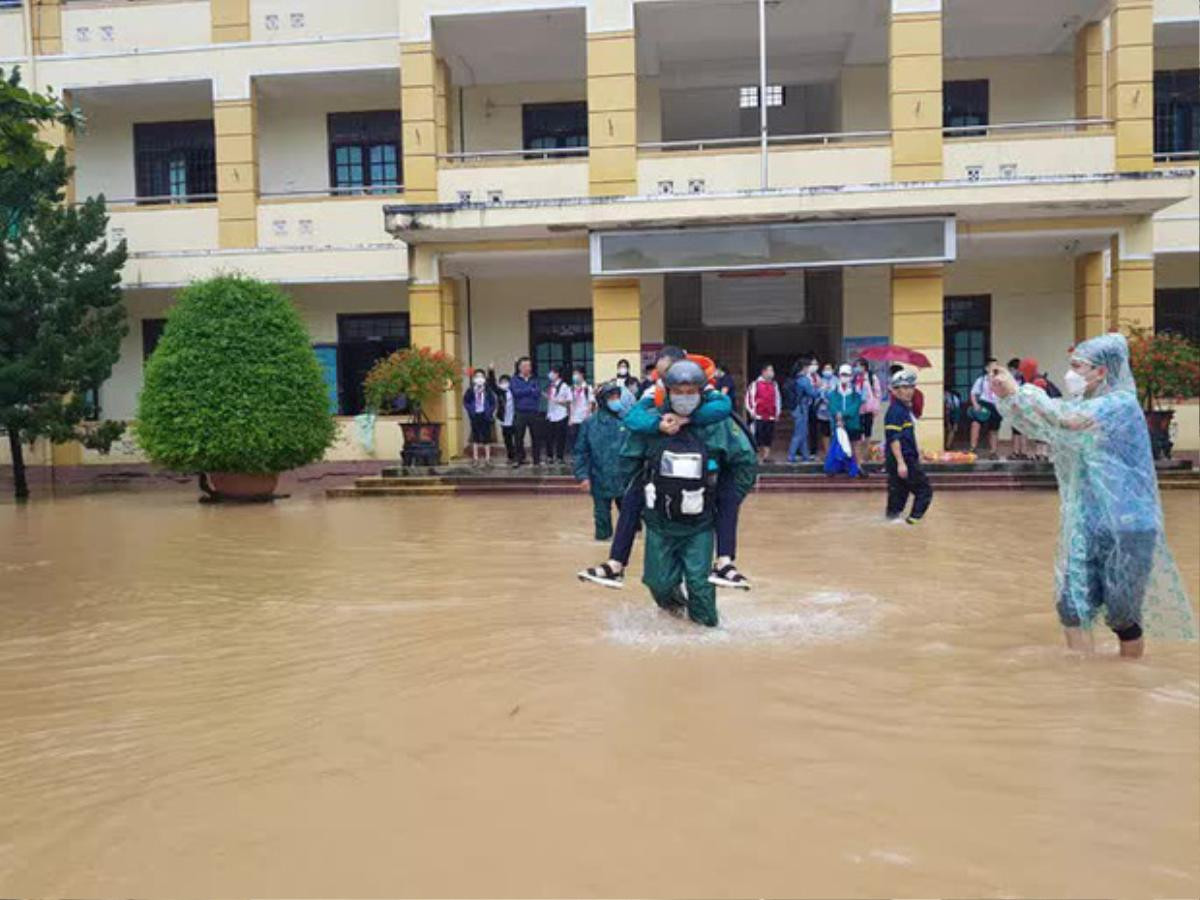 Lực lượng chức năng dùng xuồng hơi giải cứu hàng trăm học sinh kẹt trong trường bị nước lũ bao vây Ảnh 4