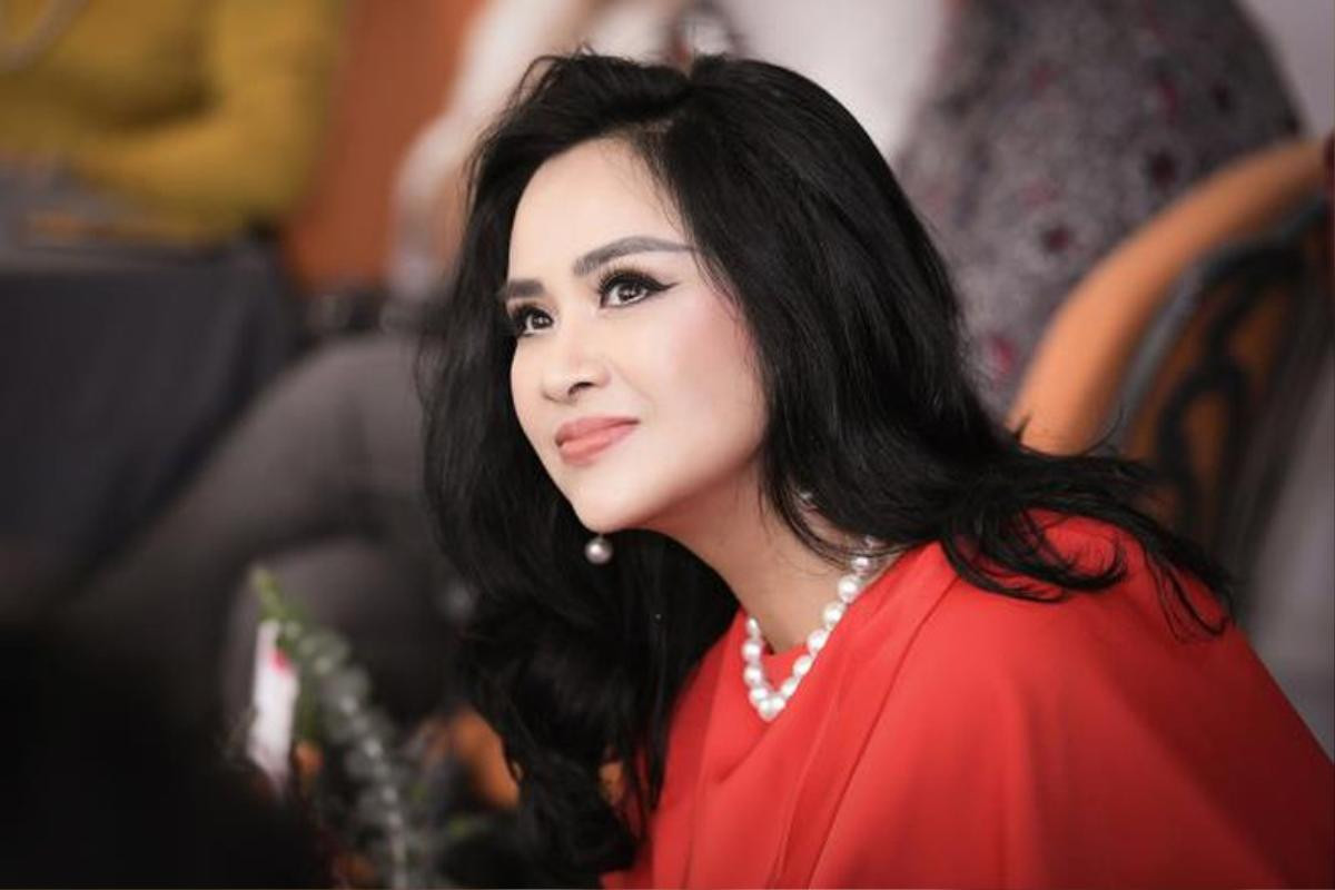 Diva Thanh Lam đẹp thổn thức khi diện váy xẻ cao tít, khoe đôi chân nuột Ảnh 7