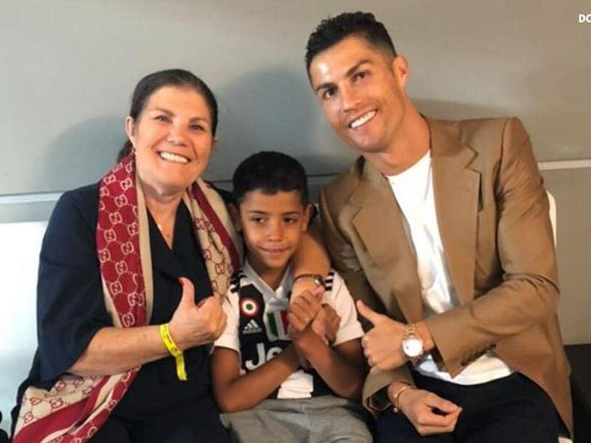 Ronaldo có “bám váy mẹ” hay không? Ảnh 1