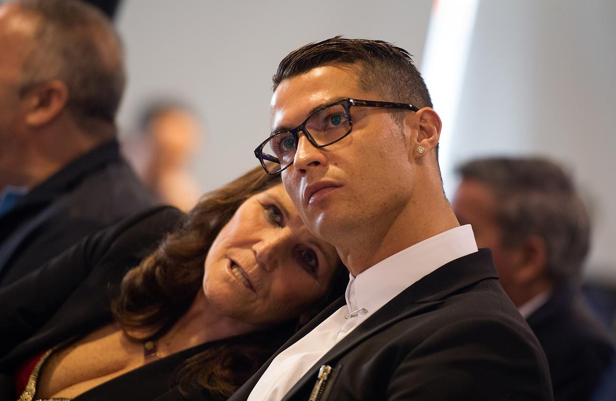 Ronaldo có “bám váy mẹ” hay không? Ảnh 2