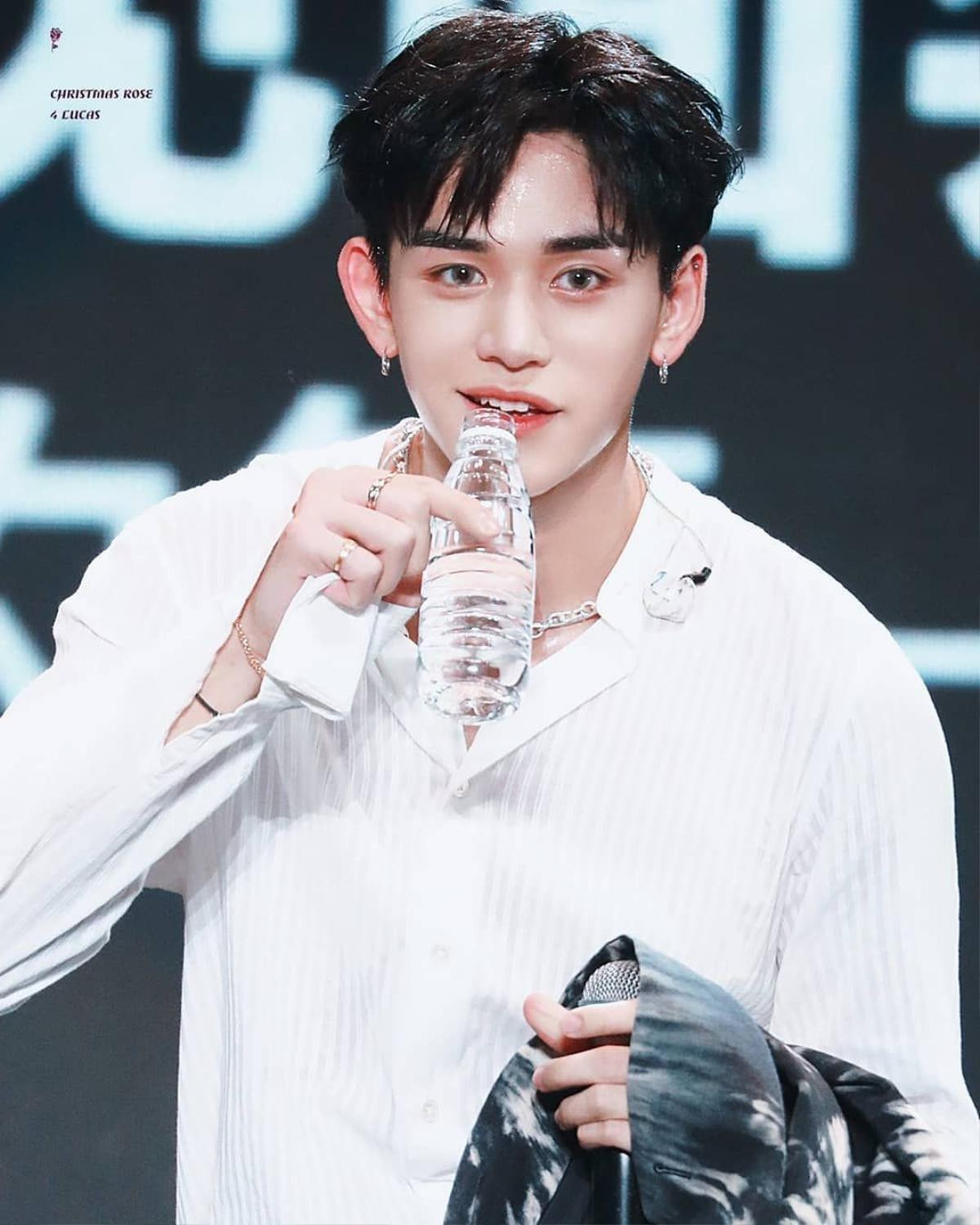 Lucas (NCT) tiếp tục 'bay màu' trong bộ sản phẩm mới cùng WayV sau ồn ào tình ái Ảnh 5