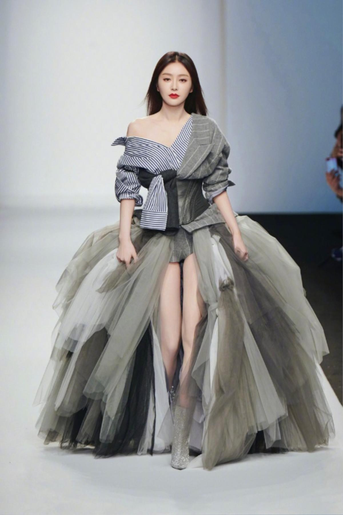 Sao Hoa ngữ diễn catwalk: Nhiệt Ba, Dương Mịch mãn nhãn thiên hạ vẫn thua 'trùm cuối' Ảnh 9