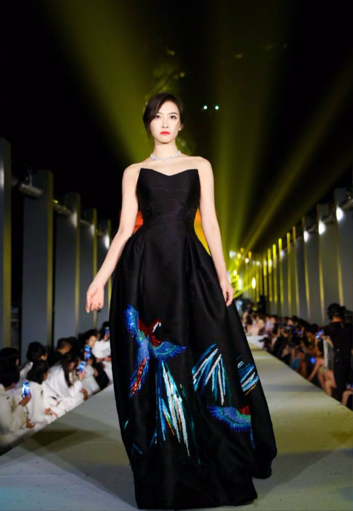 Sao Hoa ngữ diễn catwalk: Nhiệt Ba, Dương Mịch mãn nhãn thiên hạ vẫn thua 'trùm cuối' Ảnh 1