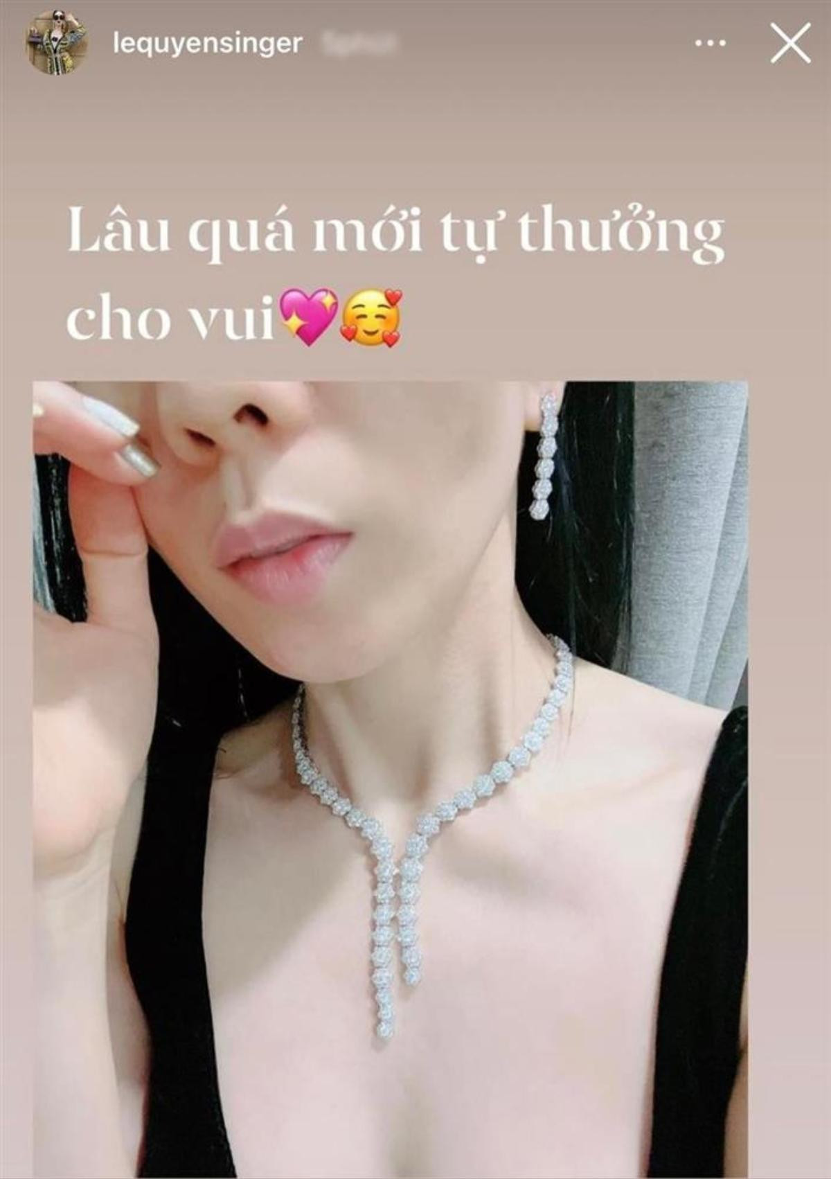 Lệ Quyên than đau răng mà dân tình chỉ chú ý vào chiếc nhẫn hột xoàn to như trứng cút Ảnh 1