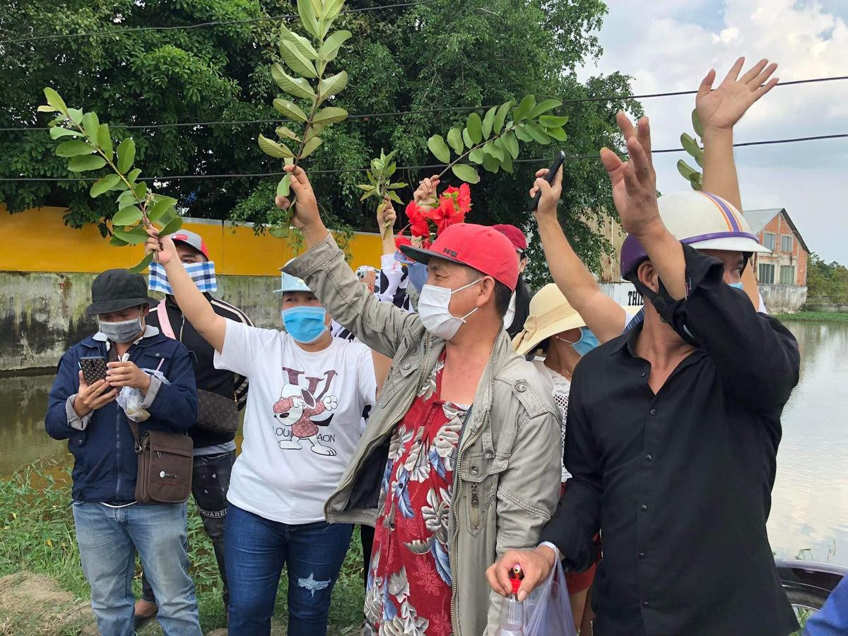 'Cao thủ không bằng tranh thủ', nhiều người đem hàng quán di động đến trước Tịnh thất Bồng Lai buôn bán Ảnh 6