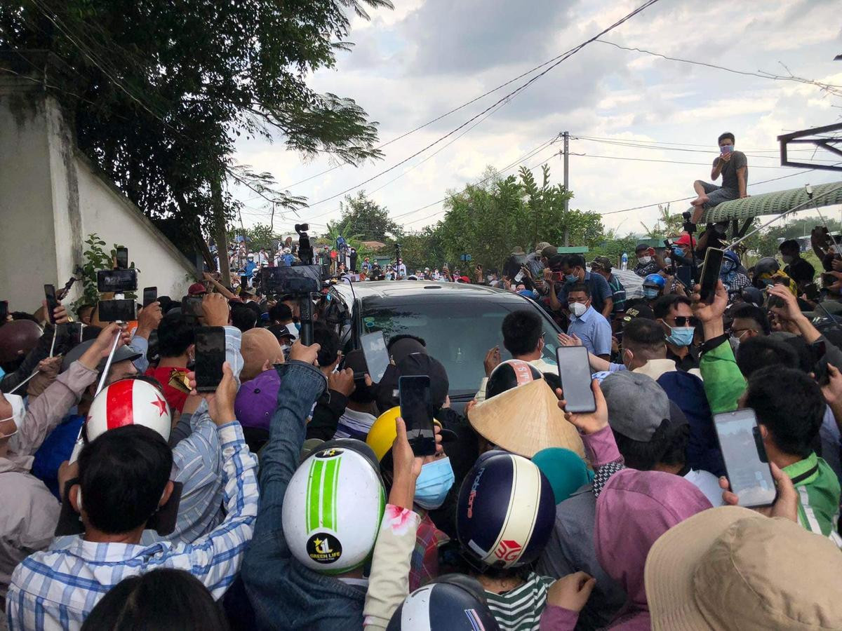 'Cao thủ không bằng tranh thủ', nhiều người đem hàng quán di động đến trước Tịnh thất Bồng Lai buôn bán Ảnh 5