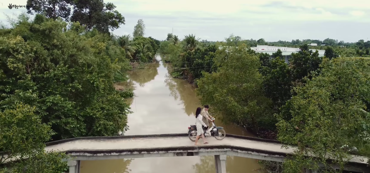 Dân mạng 'soi kĩ' loạt khoảnh khắc ngọt ngào của Hoài Lâm cùng người mới trong MV Ảnh 24